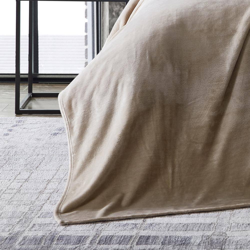 Cozy King-Sized Beige Fleece Blanket for Year-Round Comfort