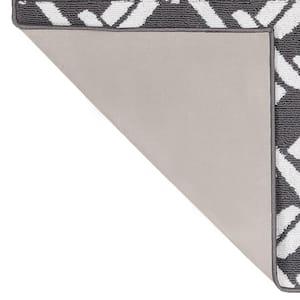 Baize Chain Dark Grey and White 2 ft. 2 in. x 4 ft. Tufted Runner Rug