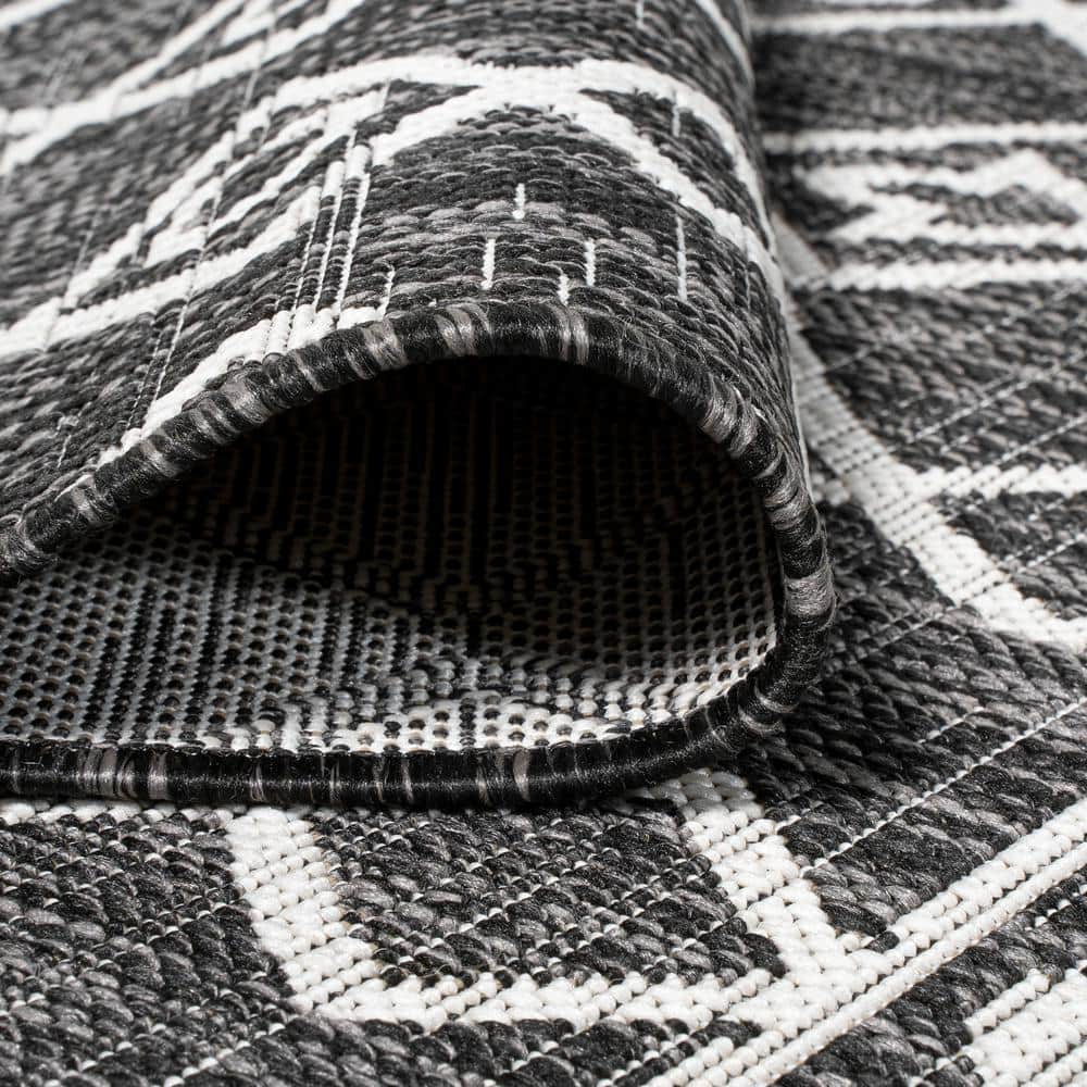 Handmade Rectangular Black/Ivory Diamond Synthetic Area Rug