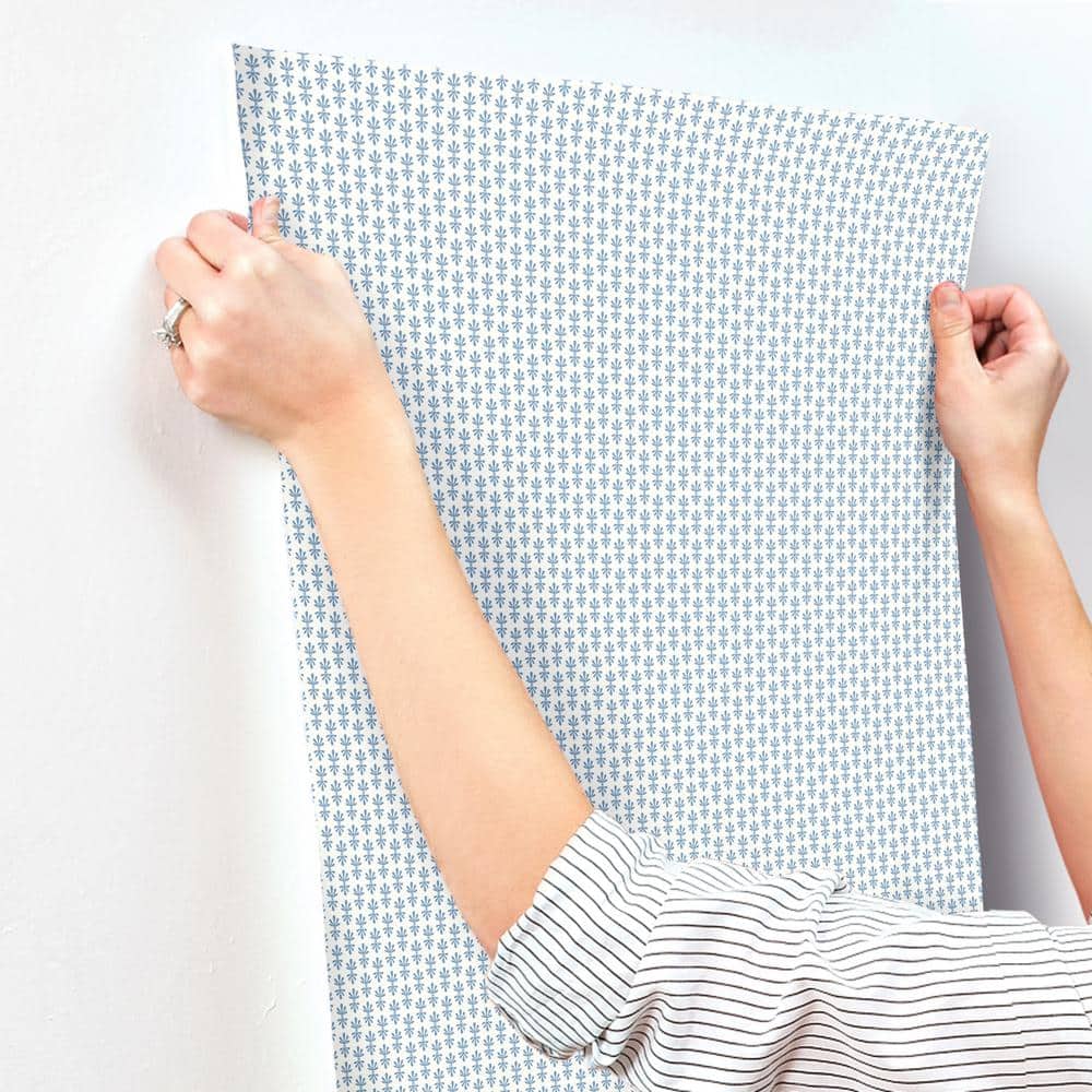 Petal Blue 27" W x 324" L Smooth Floral Wallpaper Roll