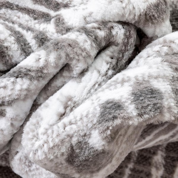 Dulcet Aosta Ivory Grey 3 ft. 11 in. x 5 ft. 3 in. Tribal Diamond Pattern Area Rug