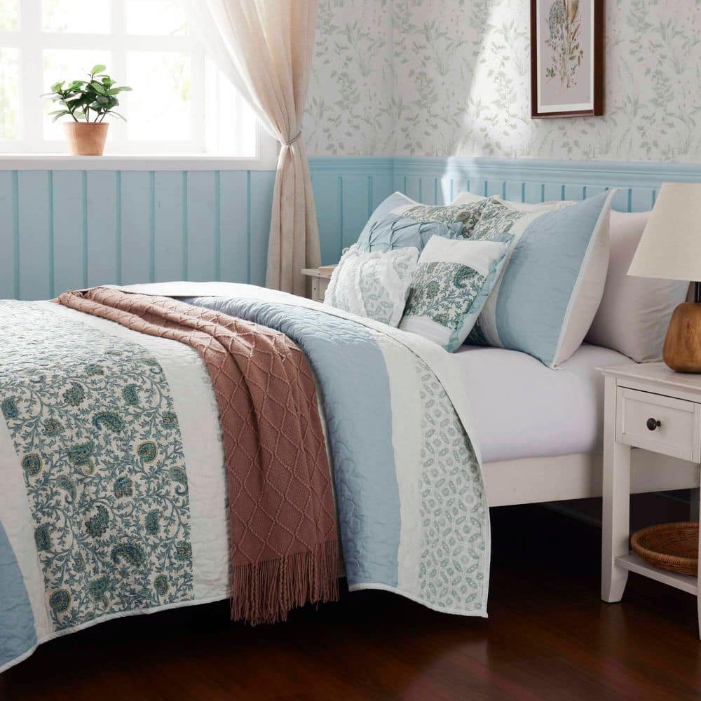 Shabby Chic Blue Paisley Full/Queen Cotton Percale Quilt Set with Decorative Pillows