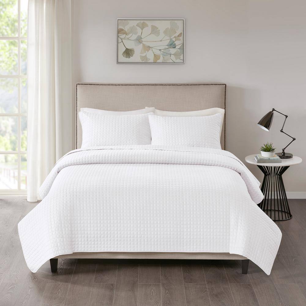 White King Microfiber Reversible Quilt Set