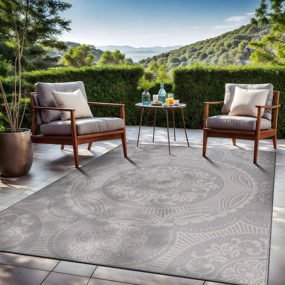 Gray and White Medallion 5' x 7' Reversible Outdoor Rug