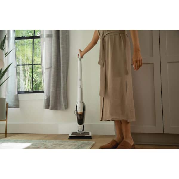 Electrolux Ergorapido Pet Bagless, Cordless, with Detachable Handset in Red  Stick Vacuum EHVS3510AR - The Home Depot