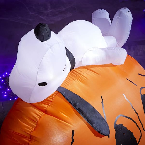 5 ft LED Snoopy on Pumpkin Inflatable Airblown® I16 26GM55721
