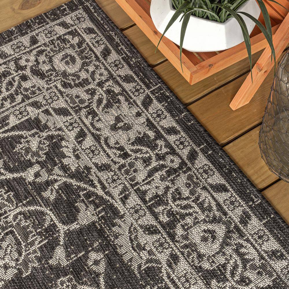 Elegant Twining Vine Black and Gray 4' x 6' Synthetic Area Rug