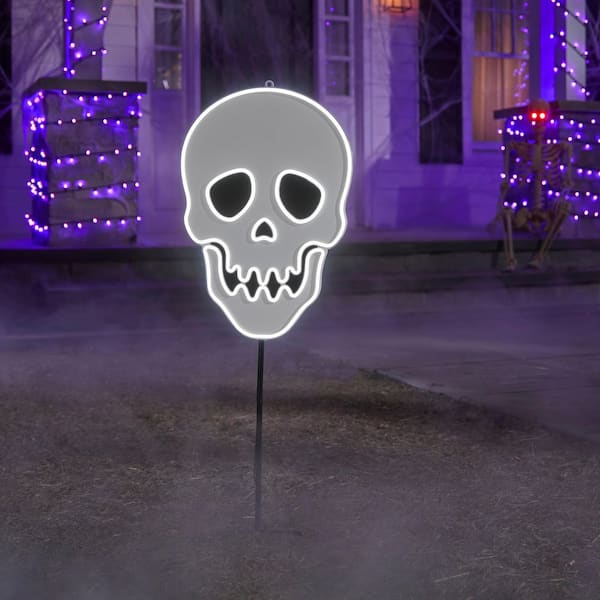 18 in Halloween Classics LED Skull L6