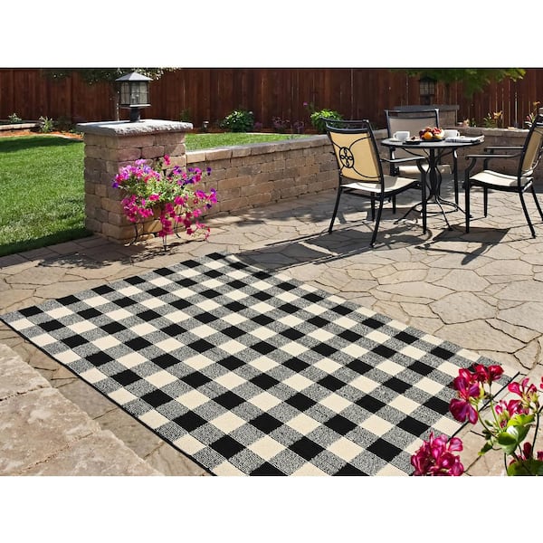 https://images.thdstatic.com/productImages/7106e077-3bc4-4023-b457-82fc6b52a452/svn/black-ivory-garland-rug-outdoor-rugs-ll920m060084e1-31_600.jpg