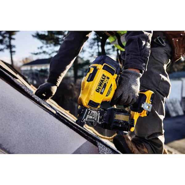 DEWALT 20V MAX Lithium Ion 15 Degree Cordless Roofing Nailer Kit