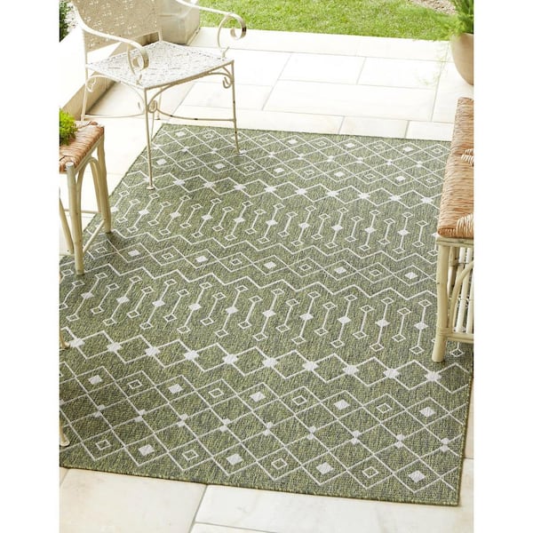 Green/Gray Tribal Trellis Outdoor 7 ft. x 10 ft. Area Rug