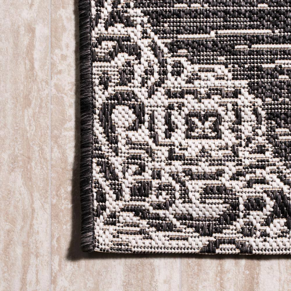 Tuscany Vintage Medallion Black/Ivory Synthetic Area Rug