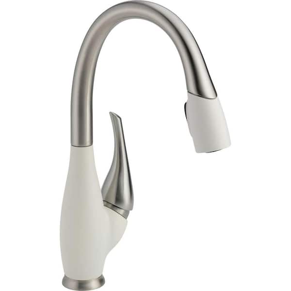 Delta Fuse Single-Handle Pull-Down Sprayer Kitchen Faucet with MagnaTite Docking in Stainless/Snowflake White