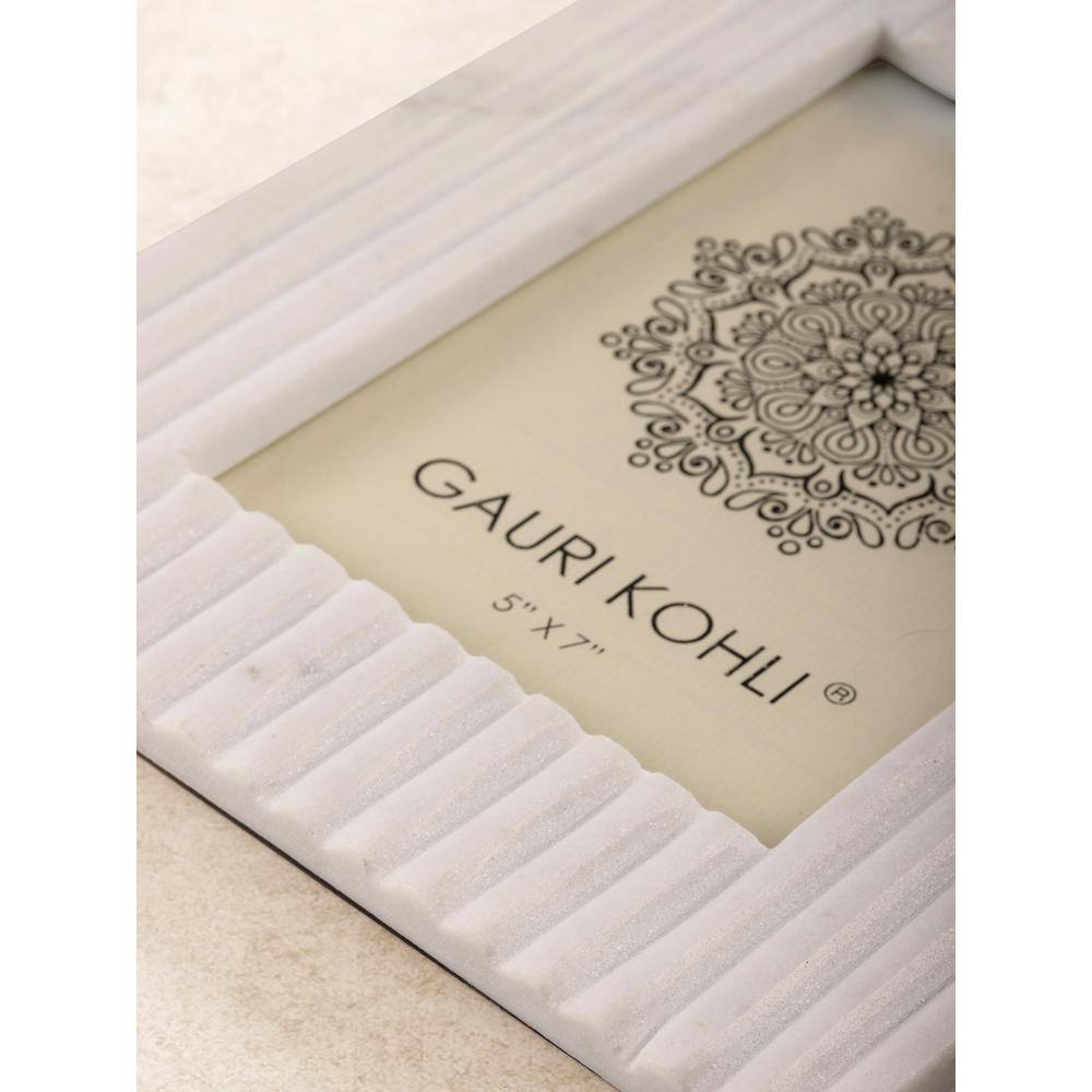 Elegant White Ribbed Marble 5'' x 7'' Picture Frame