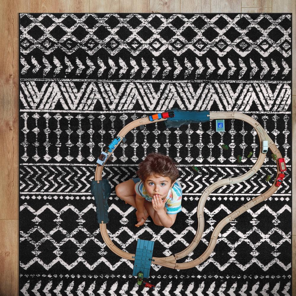 Camilson Black and White Geometric 8' x 10' Synthetic Area Rug