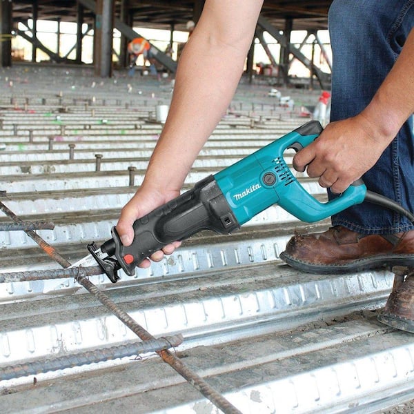 Makita - 11 Amp Corded Variable Speed Reciprocating Saw with Wood Cutting Blade, Metal Cutting Blade and Hard Case