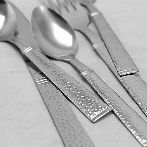 https://images.thdstatic.com/productImages/722bb5ae-1892-4419-978c-403e3c934873/svn/stainless-steel-gibson-home-flatware-sets-985100585m-c3_600.jpg