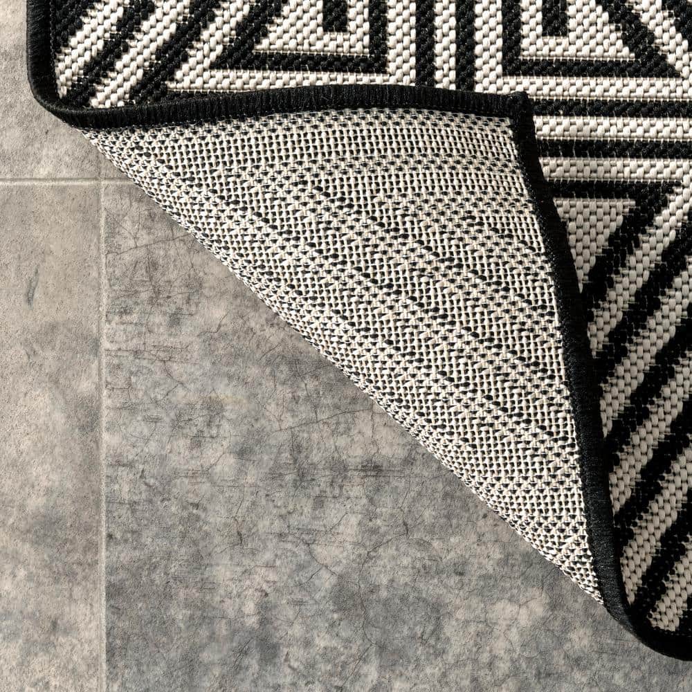 Reversible Black Synthetic 5' x 8' Indoor/Outdoor Easy Care Rug