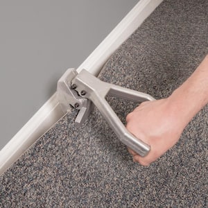 Carpet Puller with Serrated Clamps for Maximum Pulling Power