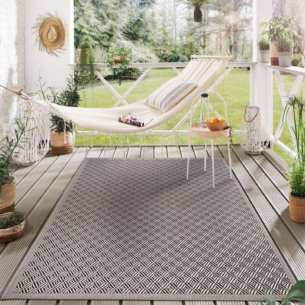 Geometric Flat Woven 5' x 7' Synthetic Indoor/Outdoor Rug