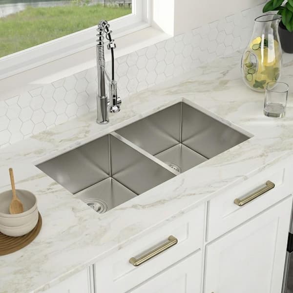 Logmey 18-Gauge Stainless Steel 33 in. Double Bowl Undermount