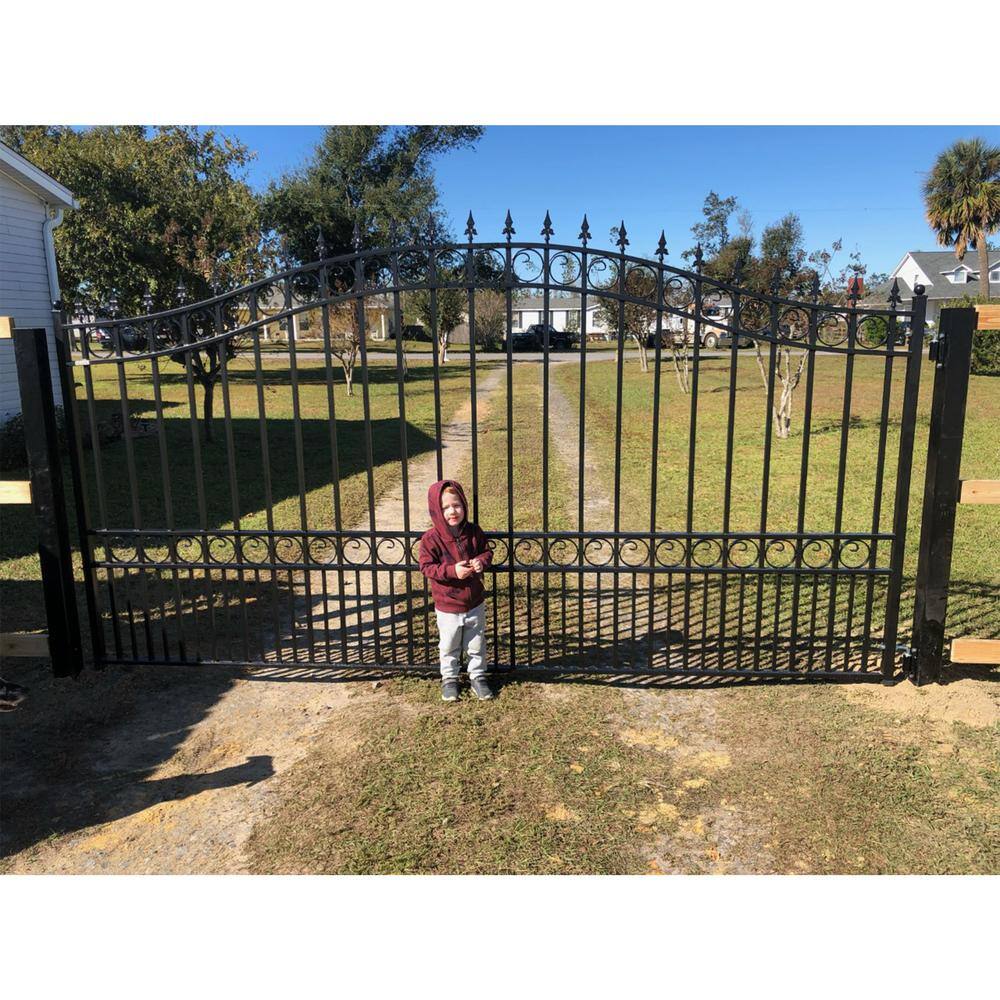 London Style Black Steel Arched Driveway Gate with Pointed Pickets
