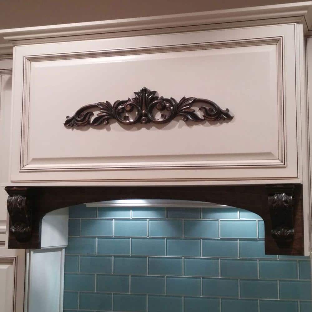24.75'' Lindenwood Medium Green Leaf Scroll Onlay