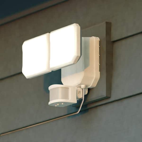 VAXCEL Solar Outdoor Security1800 Lumens 240-Degree White Motion Sensing Dusk to Dawn Integrated LED Flood Light