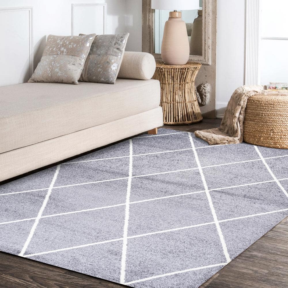 Gray and White Diamond Trellis 4' x 6' Reversible Area Rug