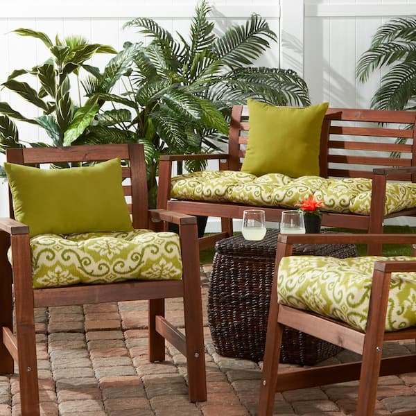 https://images.thdstatic.com/productImages/73c3527a-713c-4043-b0f9-66c1e6fdc8ea/svn/greendale-home-fashions-outdoor-dining-chair-cushions-oc6800s2-shoreham-31_600.jpg
