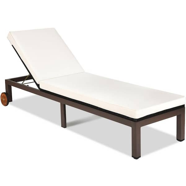 WELLFOR Wicker Outdoor Chaise Lounge with Beige Cushion
