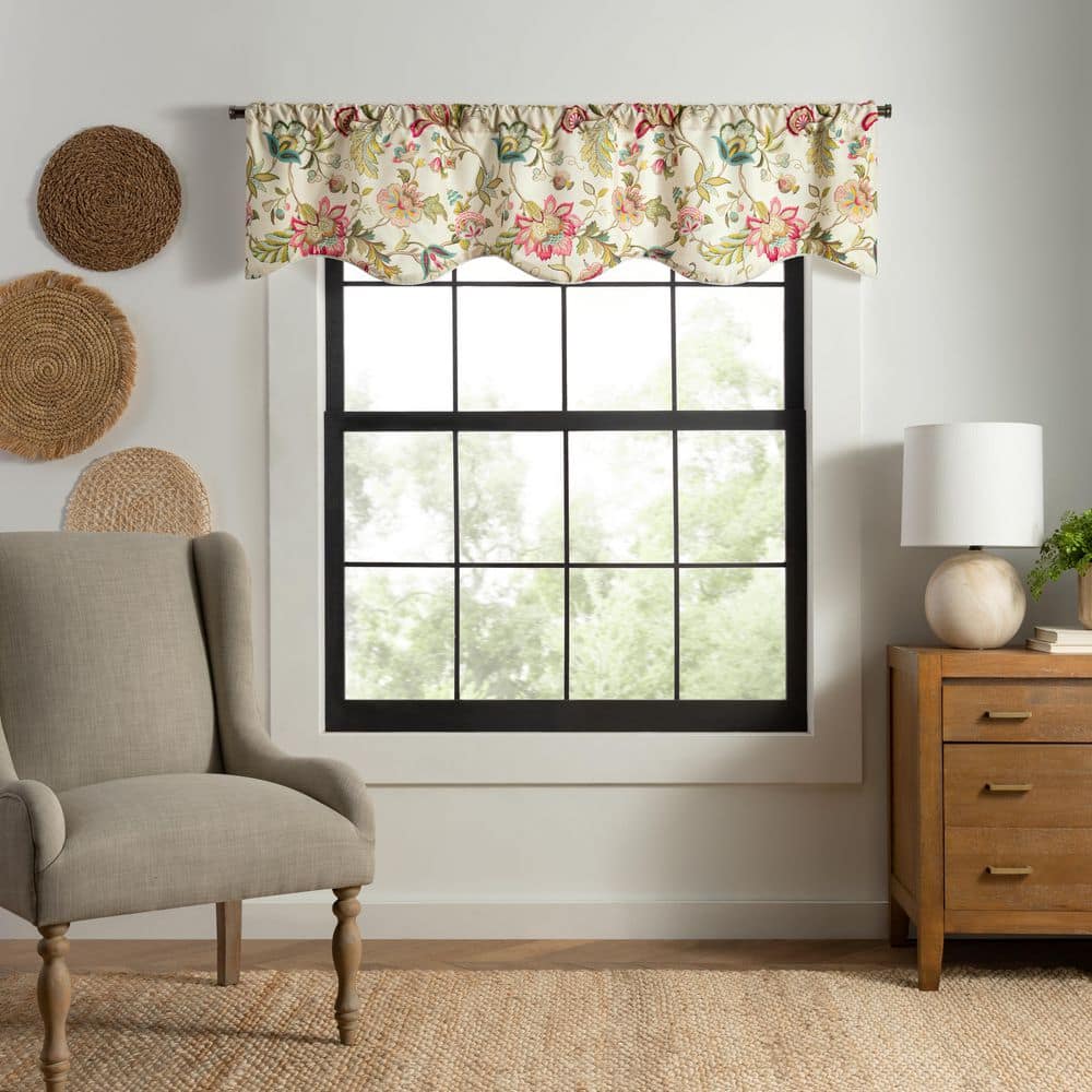 Brissac 17 in. L Polyetser Lined Scallop Valance in Red/Pink