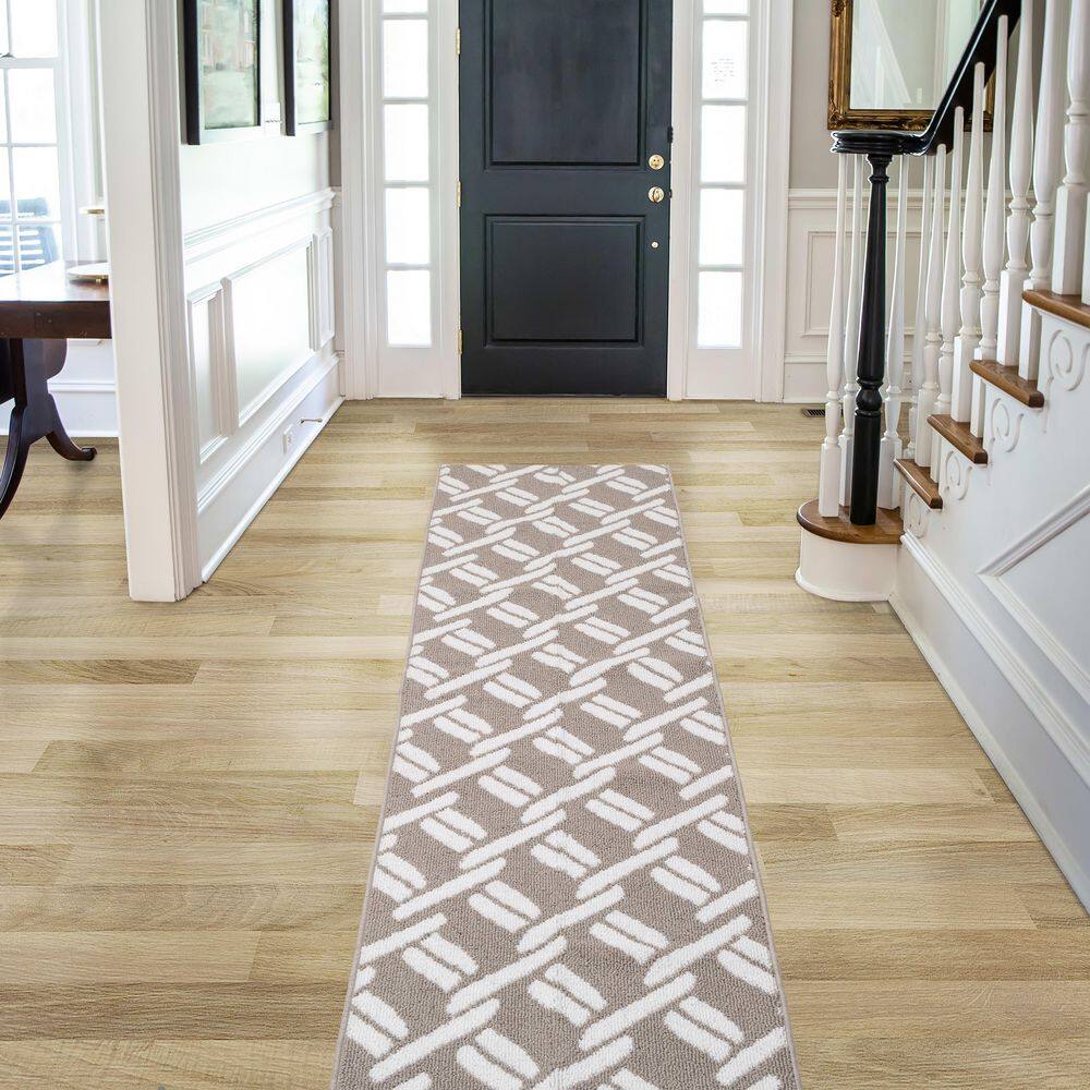 Gray Geometric Tufted Synthetic Runner Rug 26" x 96"