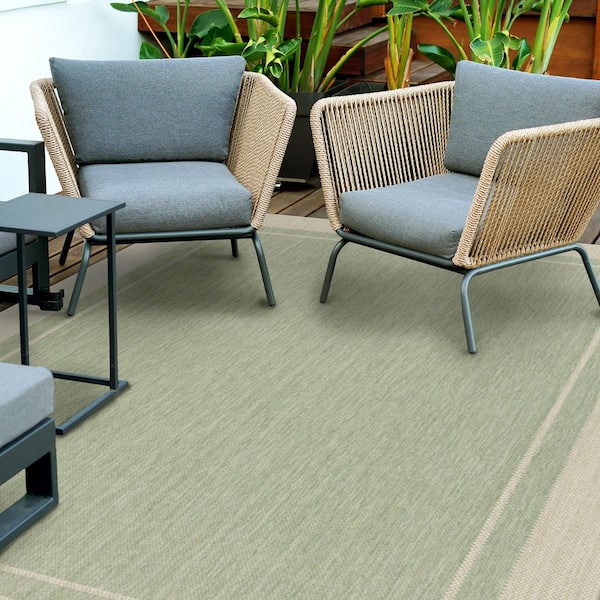 Green Center Border 5 ft. x 7 ft. Indoor/Outdoor Area Rug