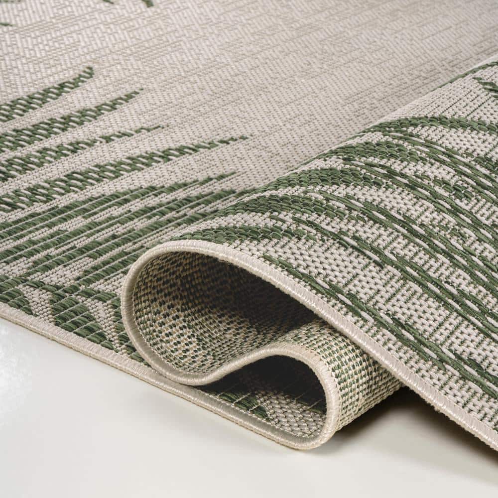 Isla Green and Cream Synthetic 4' x 6' Indoor/Outdoor Area Rug