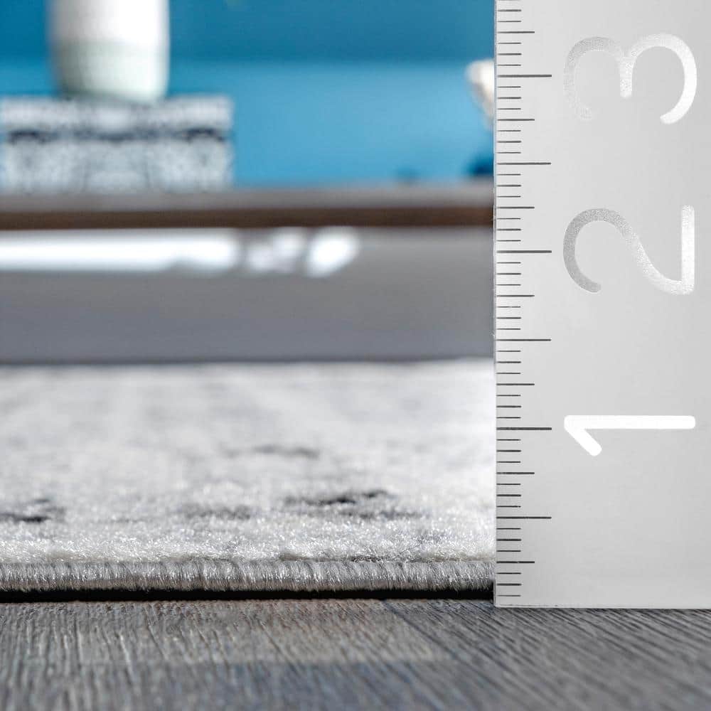 Gray 4' x 6' Synthetic Aztec Pattern Area Rug