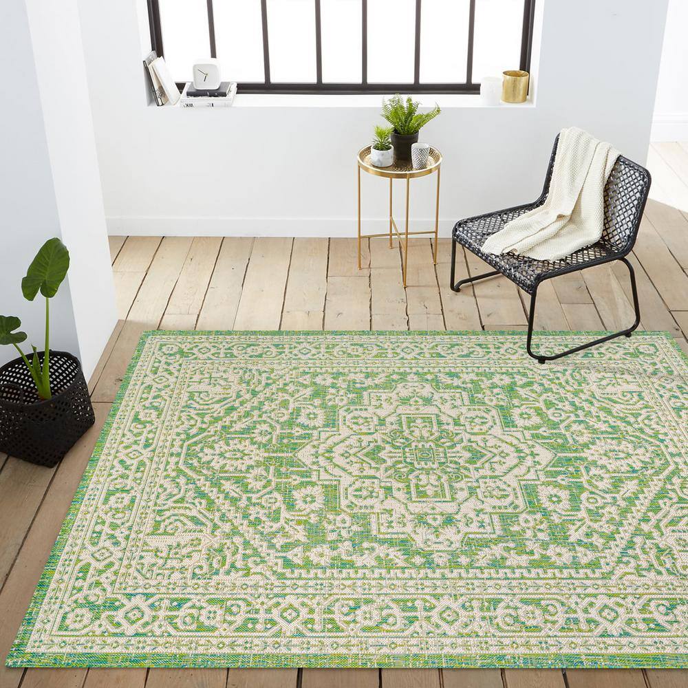 Sinjuri Cream/Green Medallion 4'x6' Synthetic Indoor/Outdoor Rug
