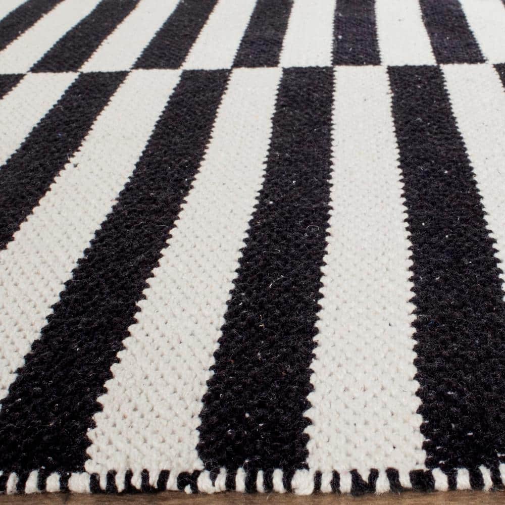 Coastal Charm Black and Ivory Handwoven Wool-Cotton 8' x 10' Rug