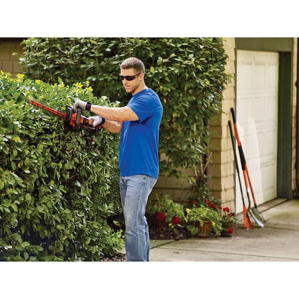 BLACK+DECKER 20V MAX Cordless Battery Powered Pole Hedge Trimmer Kit with  (1) 1.5Ah Battery & Charger LPHT120 - The Home Depot