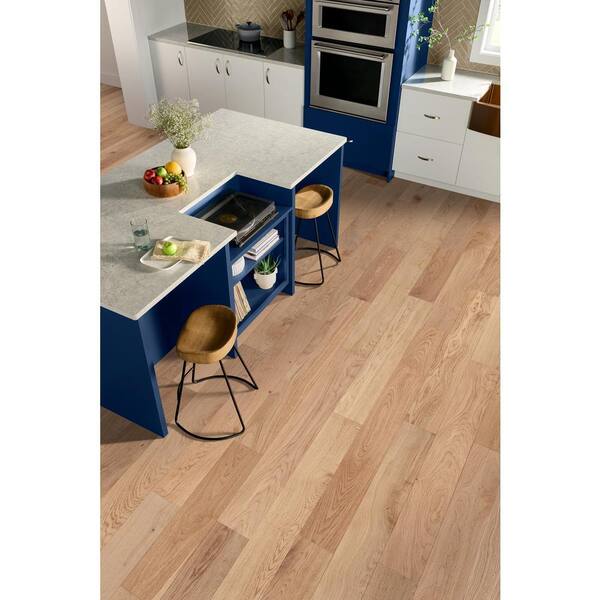 Bruce Time Honored Aged Natural White Oak 0.57 in T x 7.5 in W Glue Down Engineered Hardwood Flooring (23.48 sq. ft./Case)
