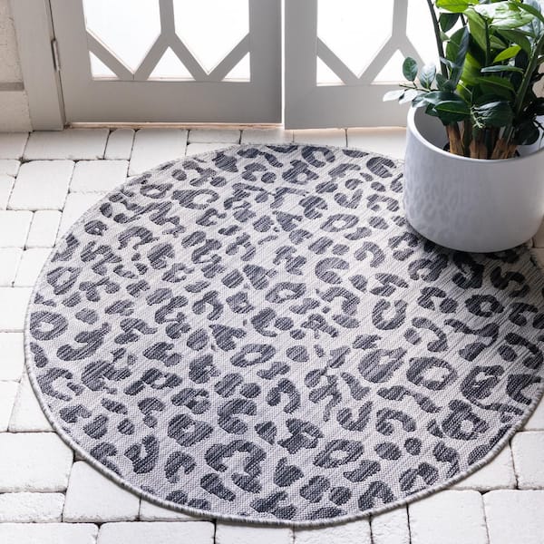 Black Leopard Outdoor 4 ft. Round Area Rug
