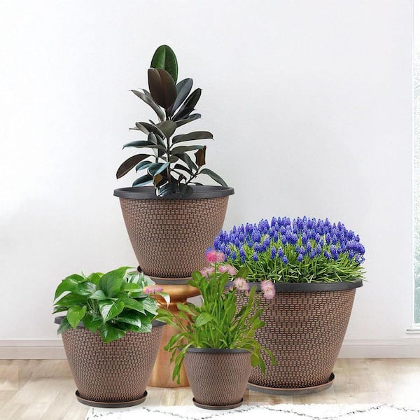 Large Plastic Indoor/Outdoor Planter with Saucer (8 in. W x 5.1 in