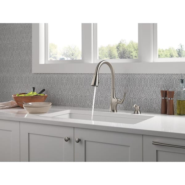 Delta Hyde Single-Handle Pull Down Sprayer Kitchen Faucet with