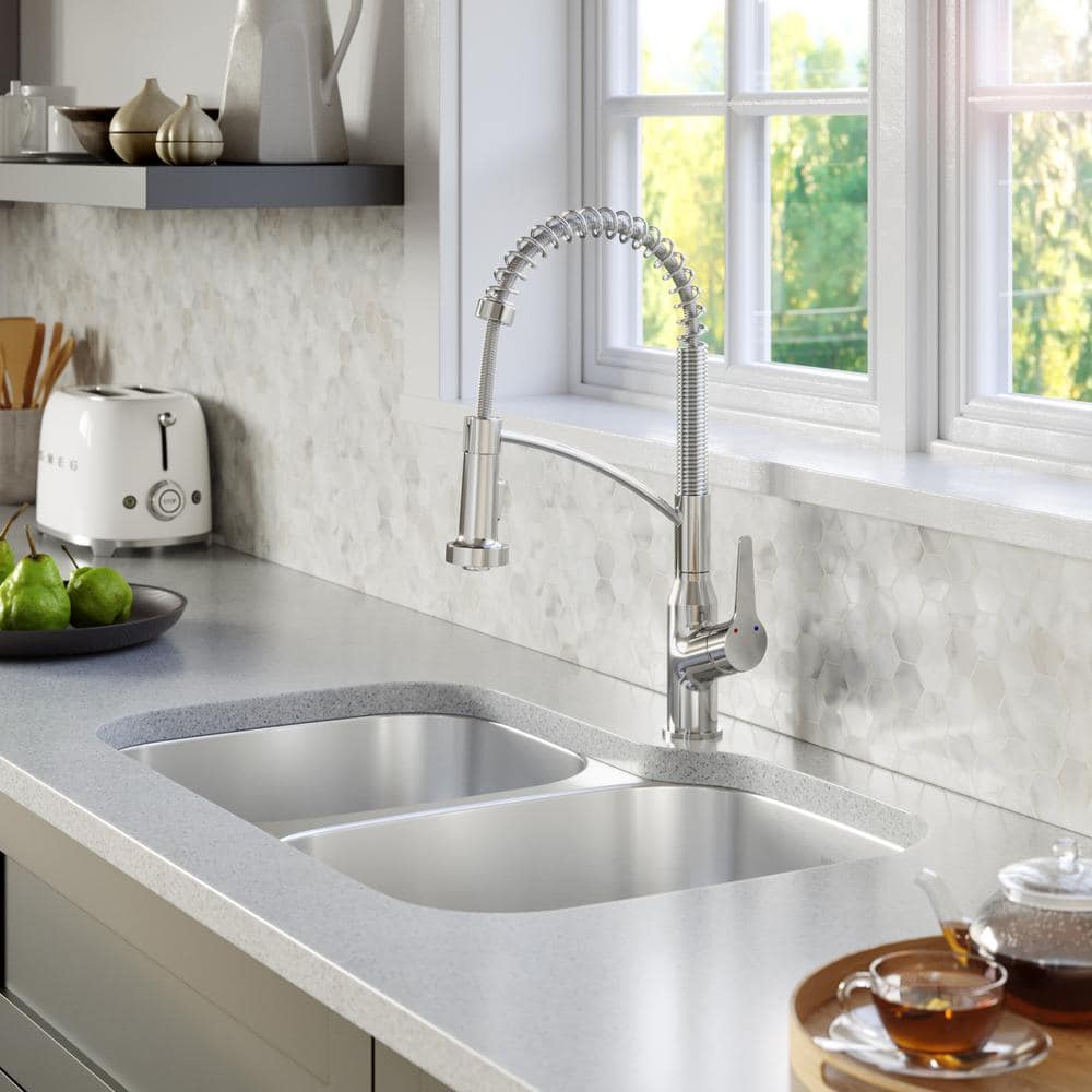 Chrome Single-Handle Pull-Down Sprayer Kitchen Faucet