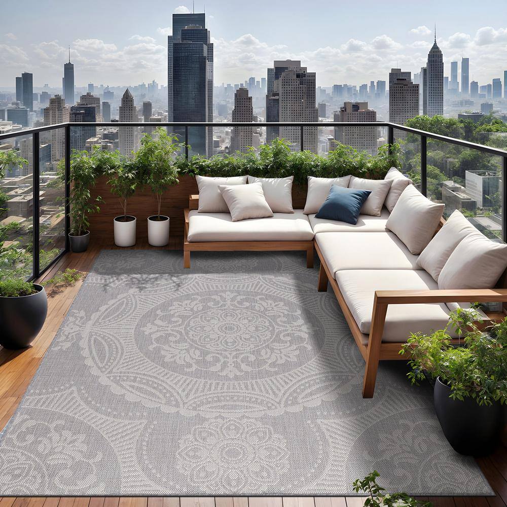 Gray and White Medallion 5' x 7' Reversible Outdoor Rug