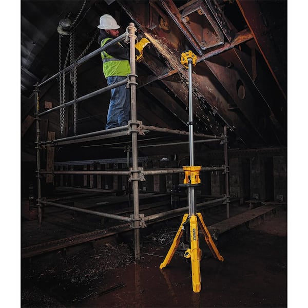 DEWALT 20V MAX 3000-Lumen Tripod Light and (1) 20V 4.0Ah Battery