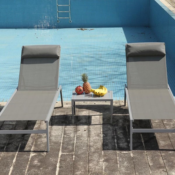 JimsMaison Gray Aluminum Outdoor Lounge Chair with Gray Headrest and Table