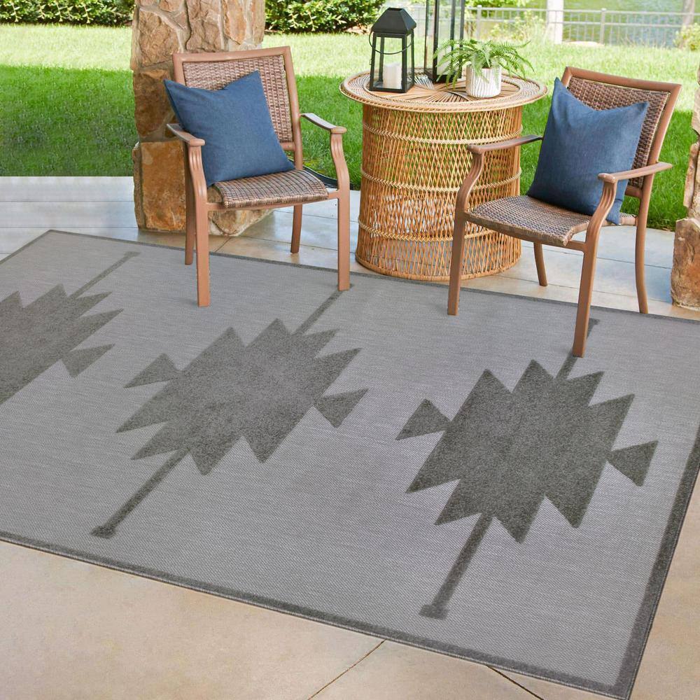 Gray Southwestern Pattern Stain-Resistant Indoor/Outdoor Rug 5'3"x7'