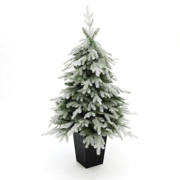 LuxenHome 4.4 ft. PreLit Green Branches Lightly Flocked Artificial