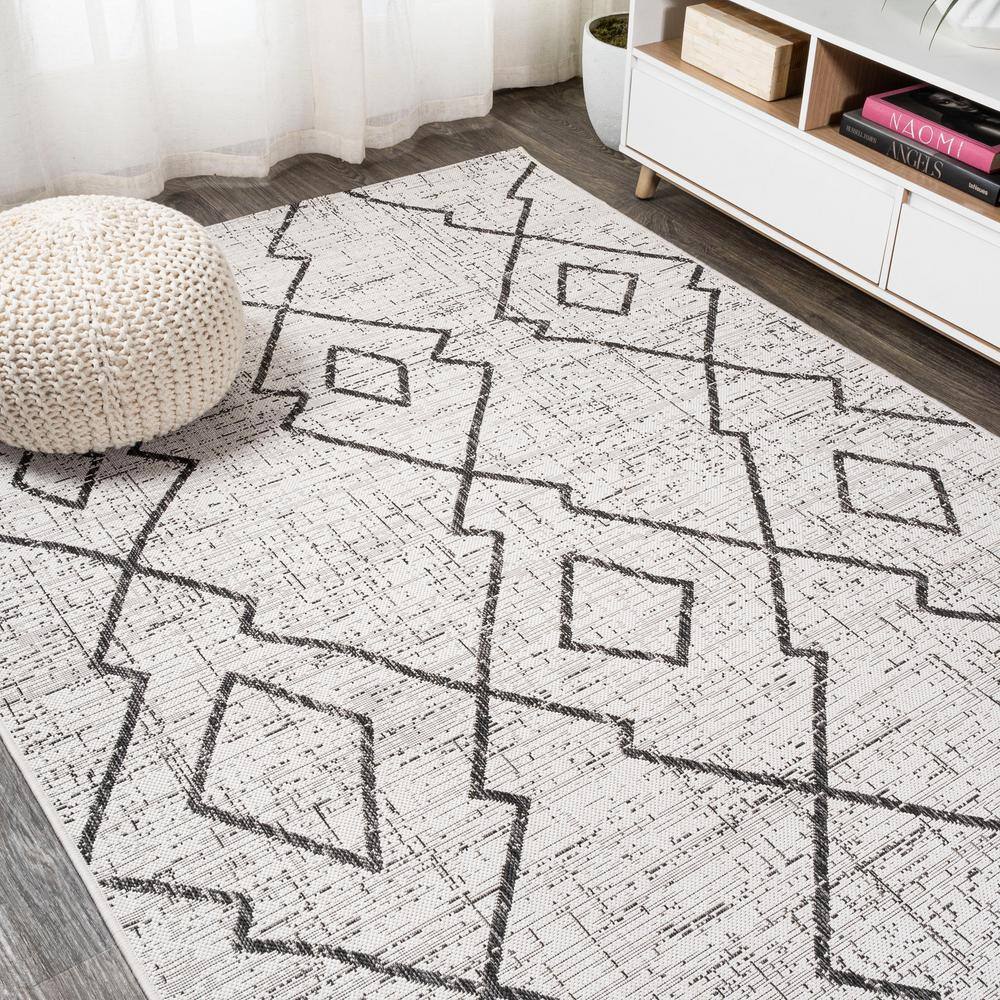 Reversible Black Trellis Synthetic Indoor/Outdoor Rug